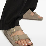 Ciabatte arizona in grigio taupe Birkenstock - unisex 