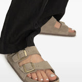 Ciabatte arizona in grigio taupe Birkenstock - unisex 
