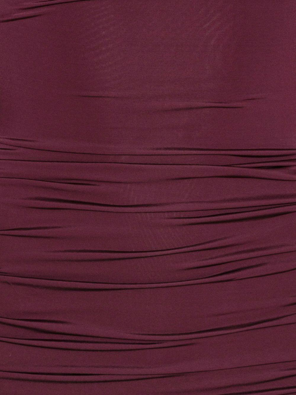 Abito corto drappeggiato con maniche lunghe in bordeaux 