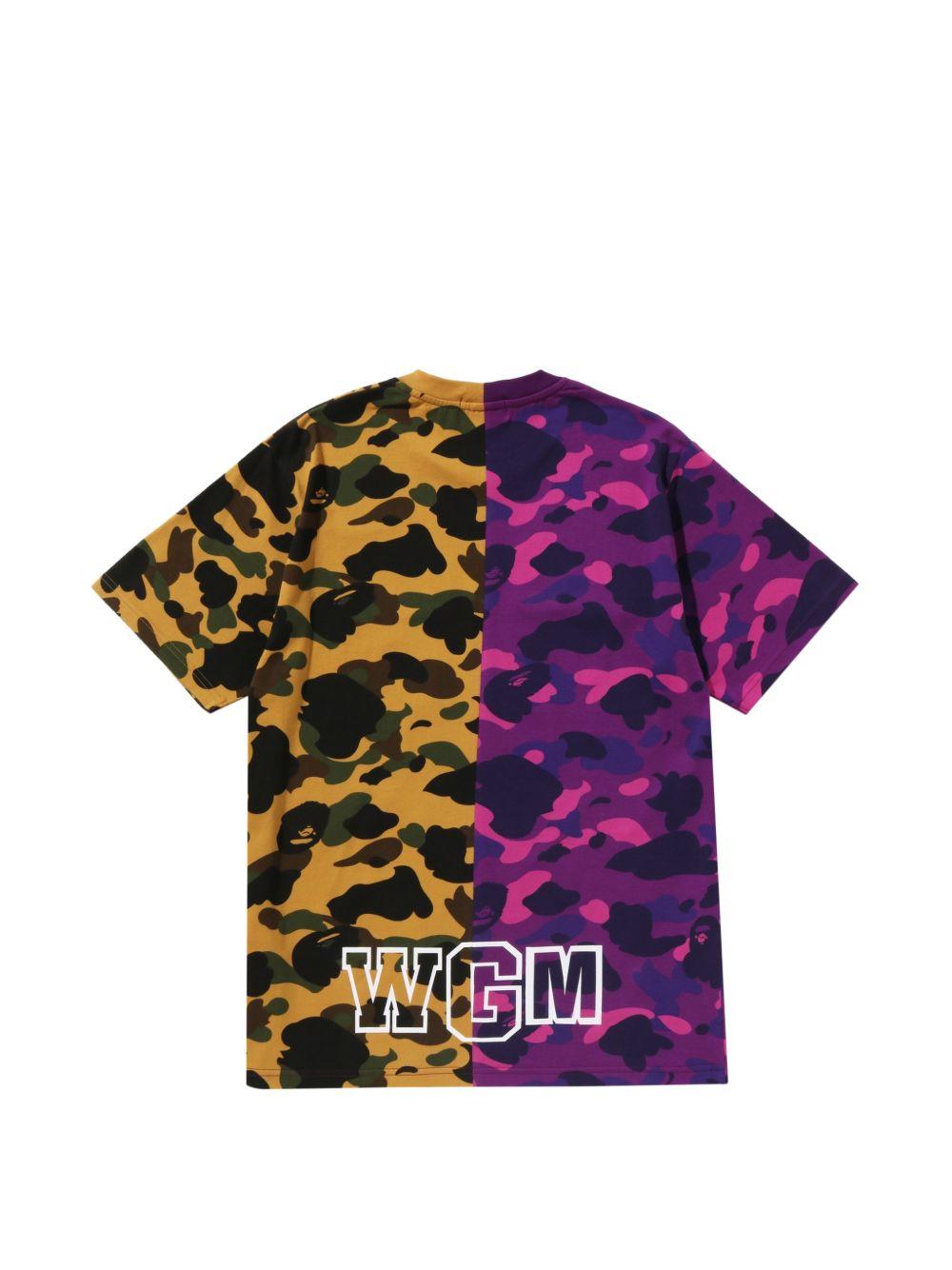 T-shirt in cotone con stampa mimetica in viola A bathing ape - uomo 