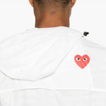 Impermeabile con cappuccio e logo in bianco Comme des garcons play x k-way - unisex 