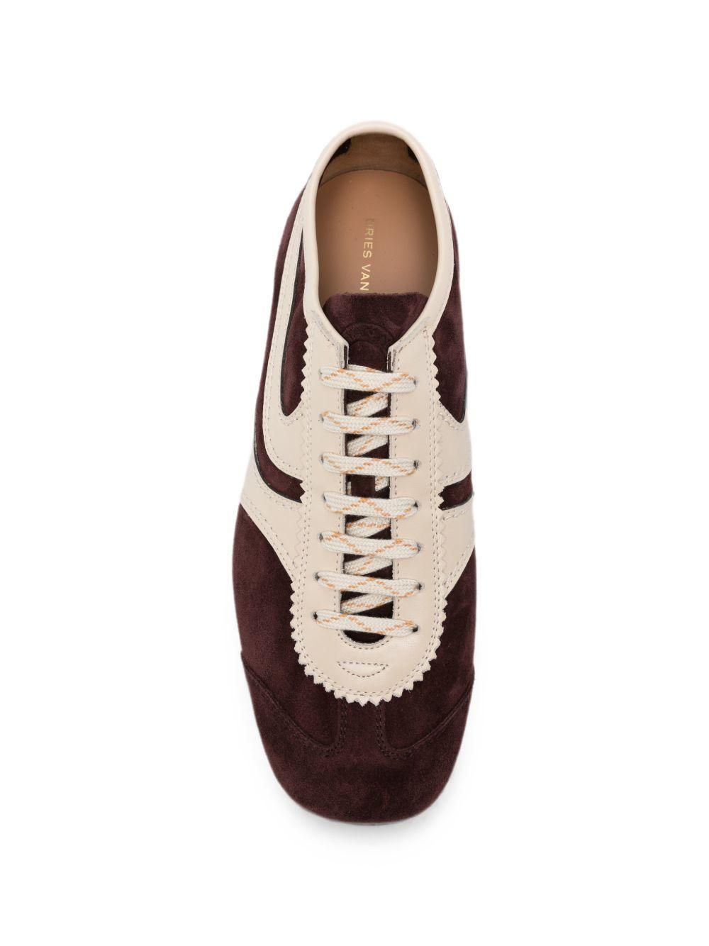 Sneakers in pelle con design a pannelli in viola 