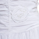 Abito midi arricciato con dettagli floreali in bianco 