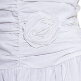 Abito midi arricciato con dettagli floreali in bianco 