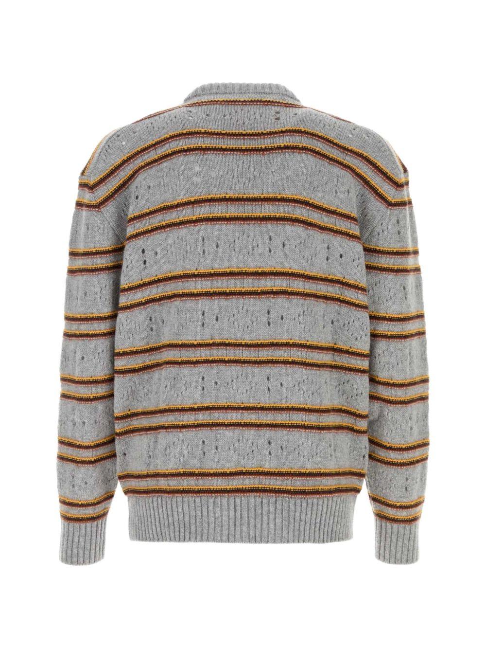 Maglione in cashmere a righe in grigio 