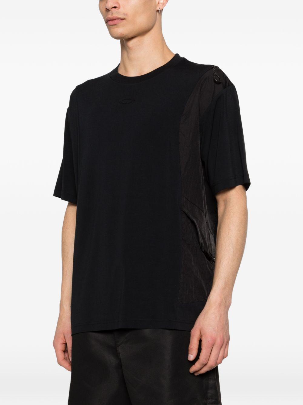 T-shirt con logo e dettaglio in nero Oakley - uomo 