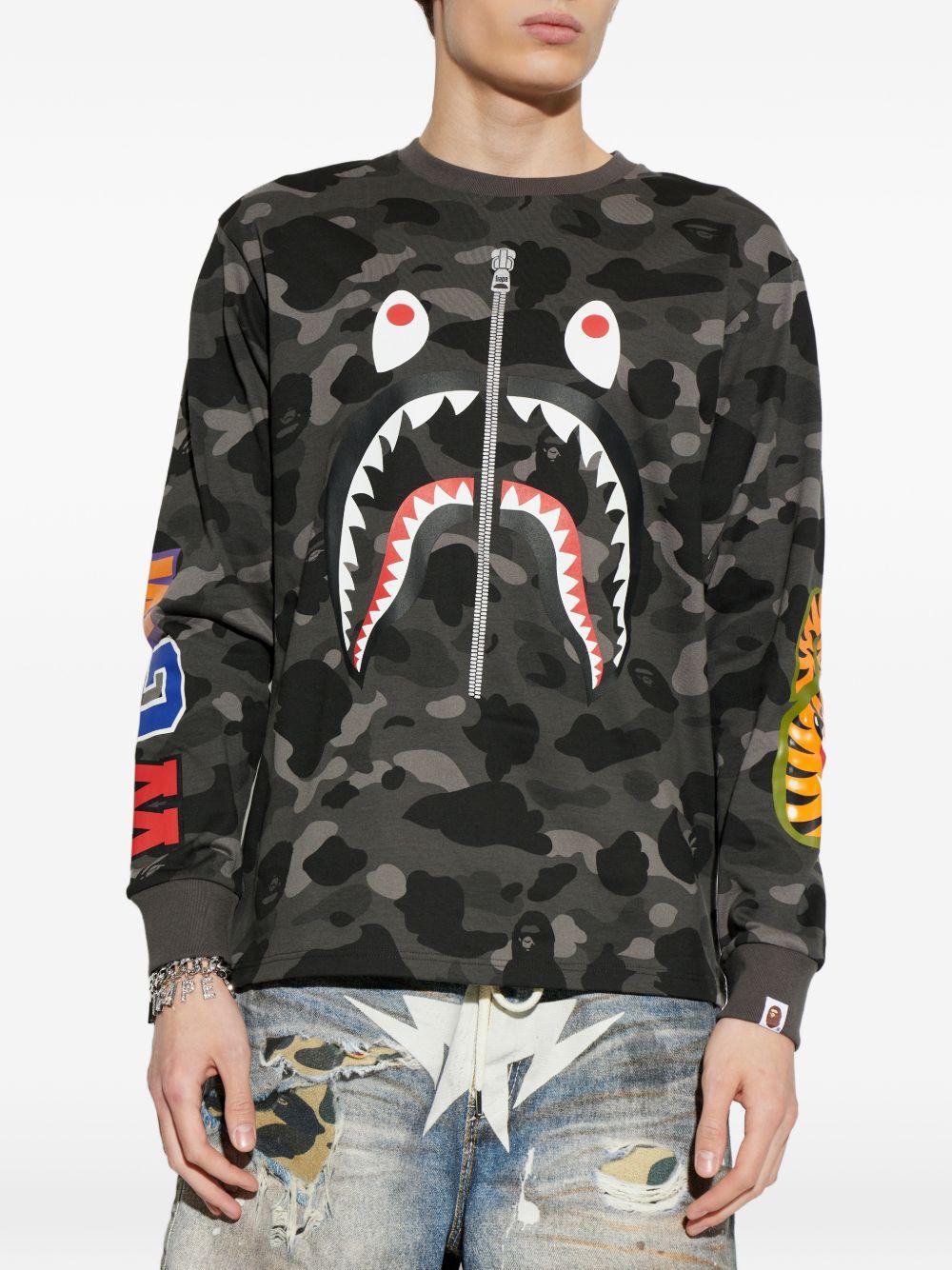 T-shirt con stampa mimetica e dettagli squalo in nero A bathing ape - uomo 