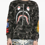 T-shirt con stampa mimetica e dettagli squalo in nero A bathing ape - uomo 