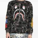 T-shirt con stampa mimetica e dettagli squalo in nero A bathing ape - uomo 