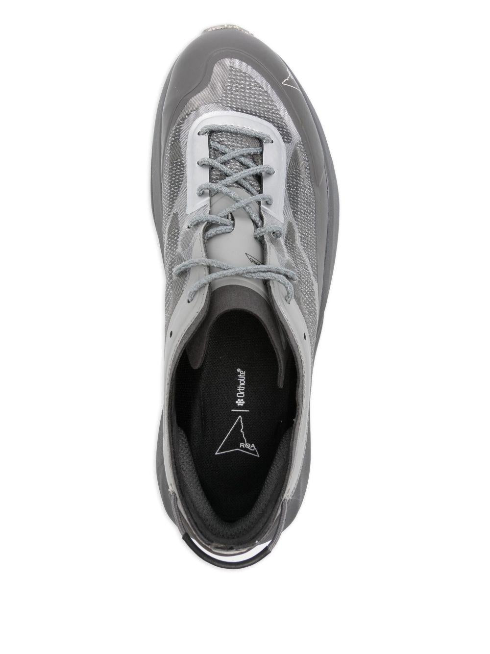 Sneakers con lacci in grigio 