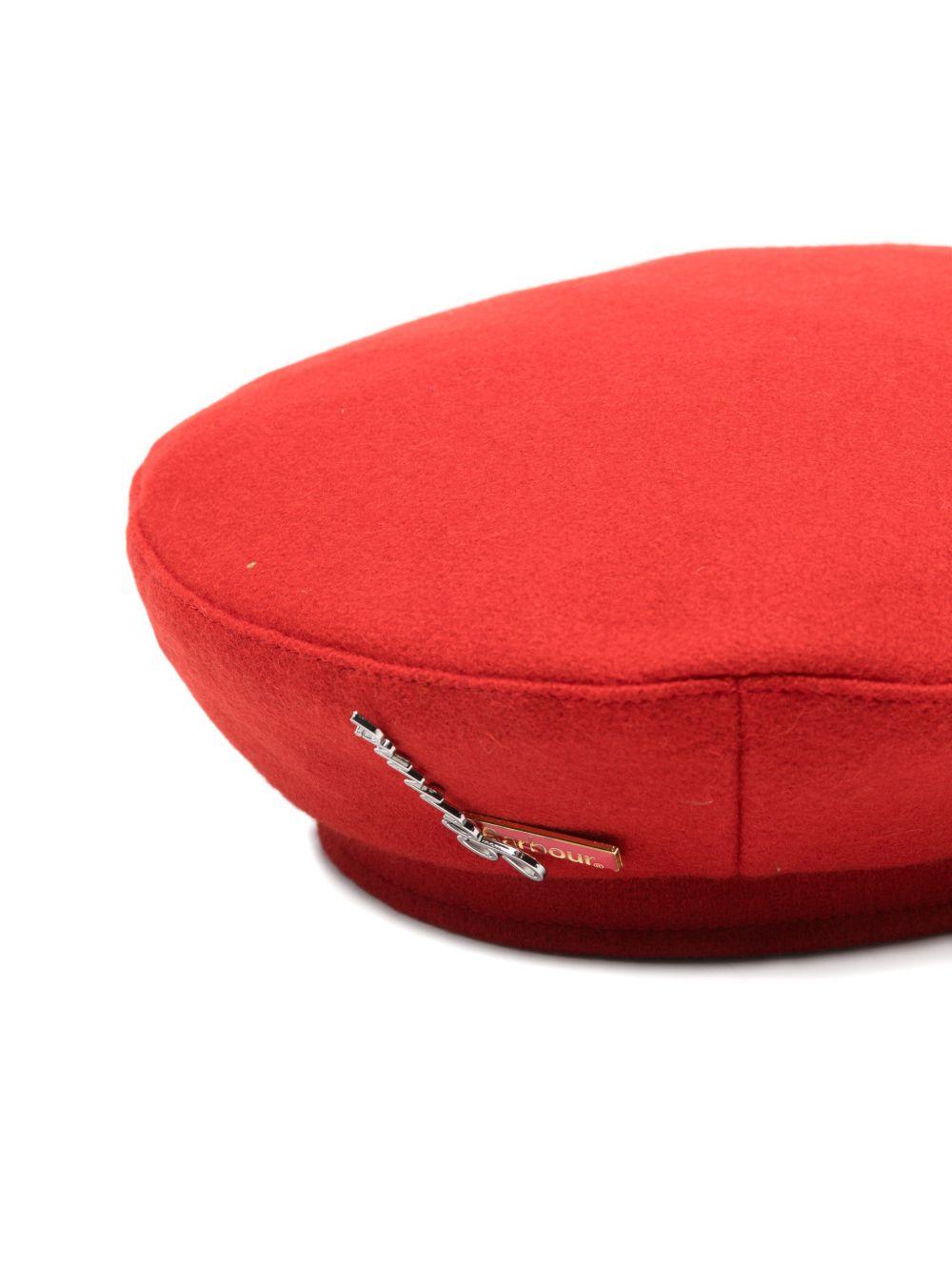 Basco con logo in rosso 