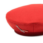Basco con logo in rosso 