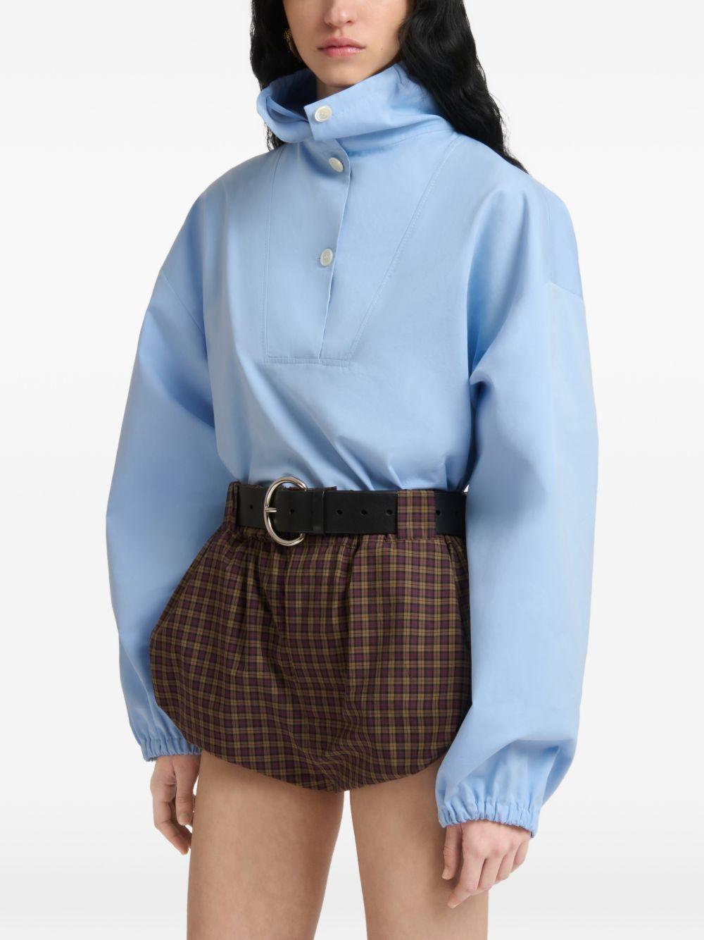 Camicia in popeline a collo alto in celeste 