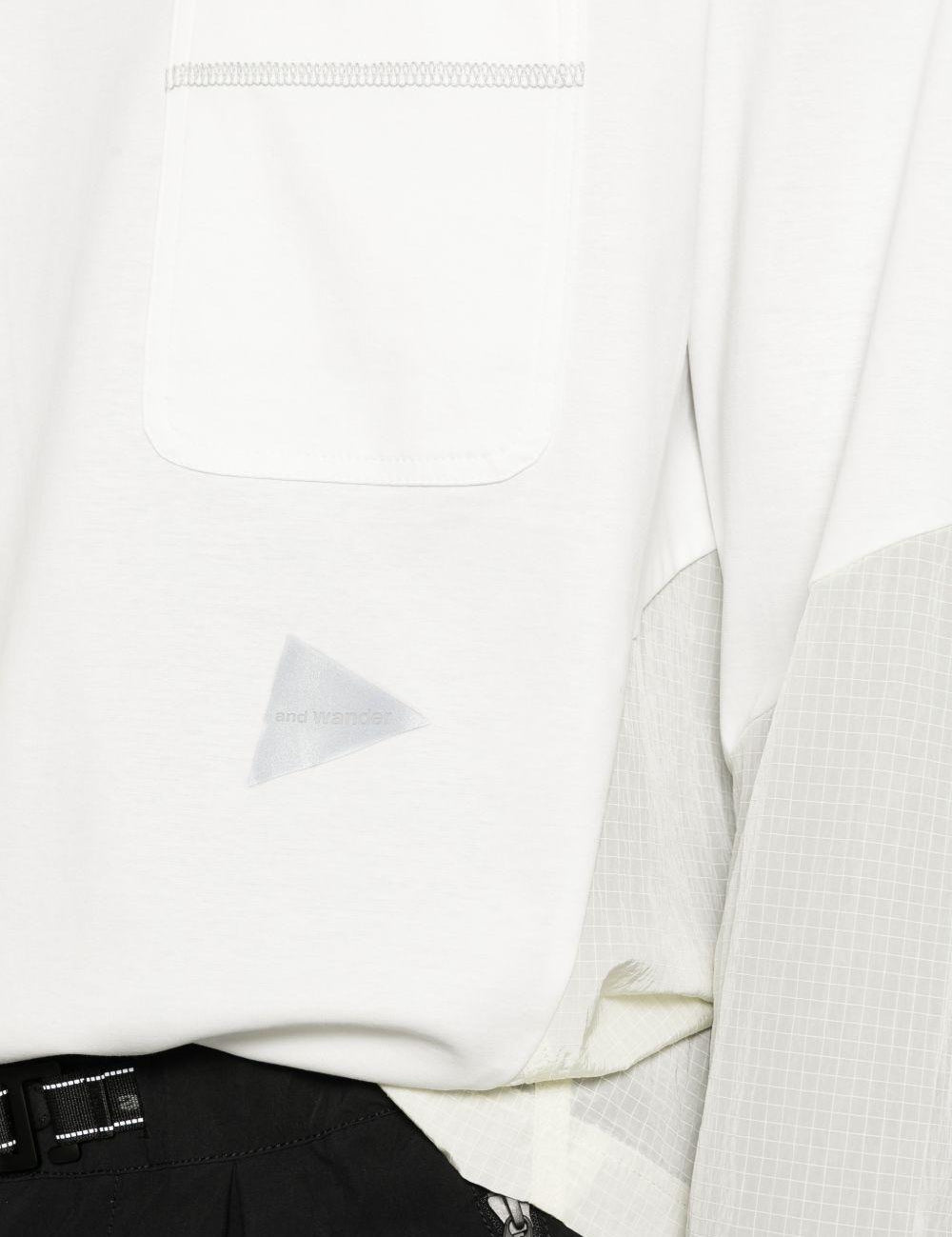 T-shirt a maniche lunghe con tasca in bianco And wander - uomo 