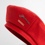 Basco con logo in rosso 