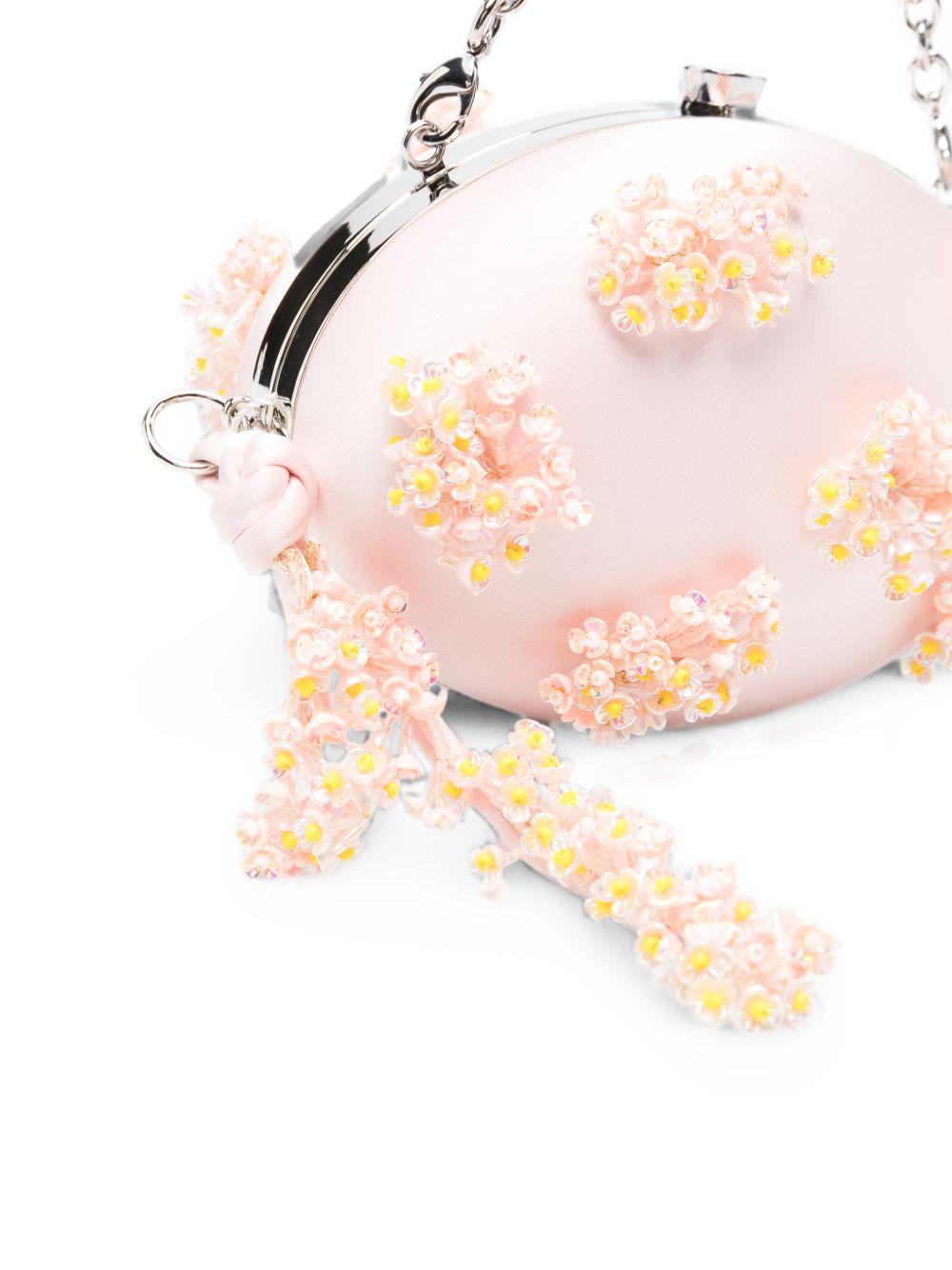 Clutch in raso rosa con decorazioni floreali 