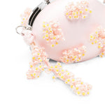 Clutch in raso rosa con decorazioni floreali 