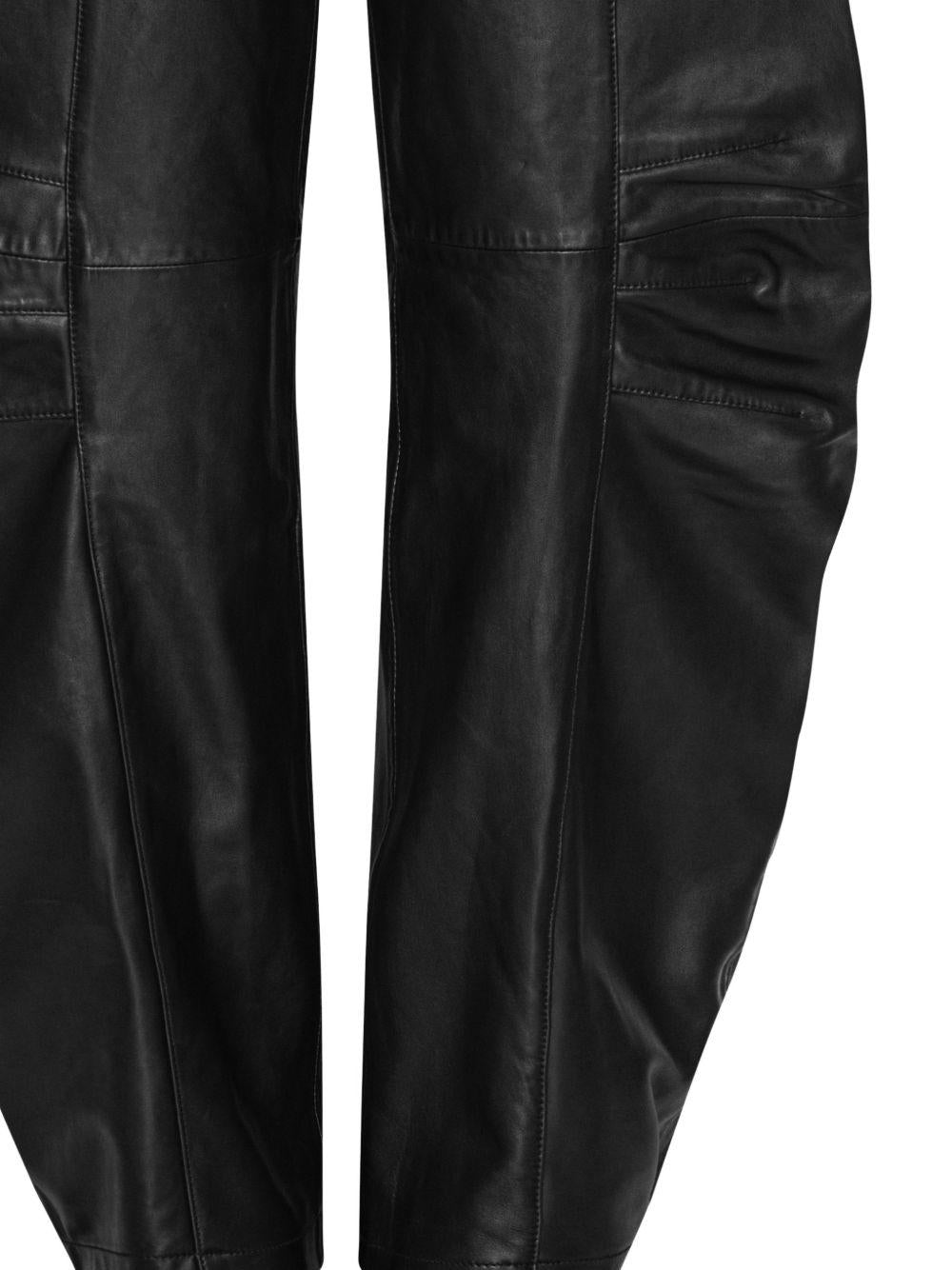 Pantaloni cargo in pelle in nero 