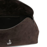 Clutch in suede con chiusura a T in marrone 