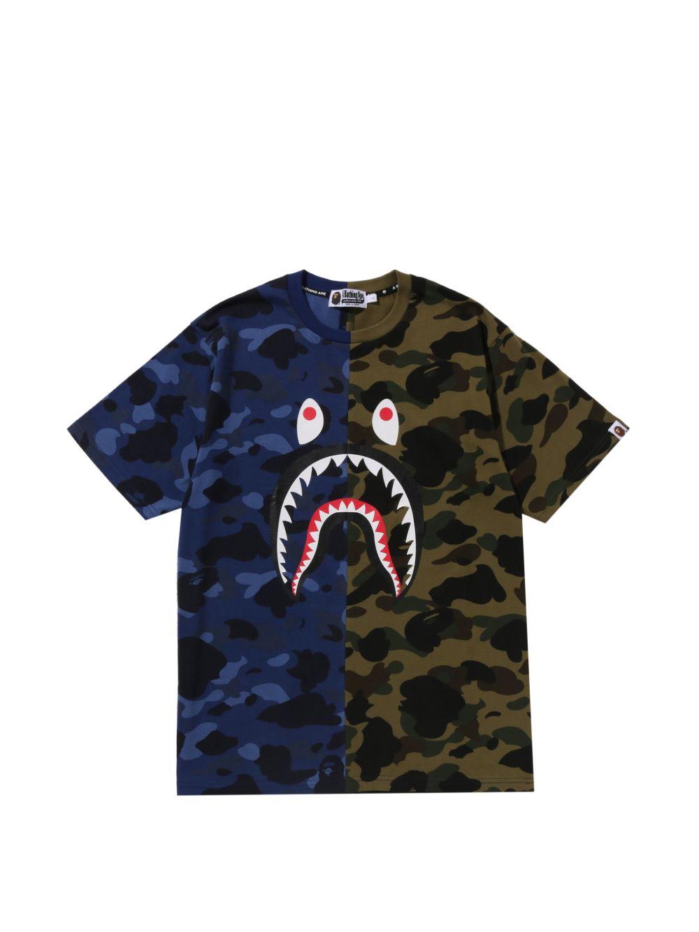 T-shirt in cotone con stampa mimetica in blu e verde A bathing ape - uomo 