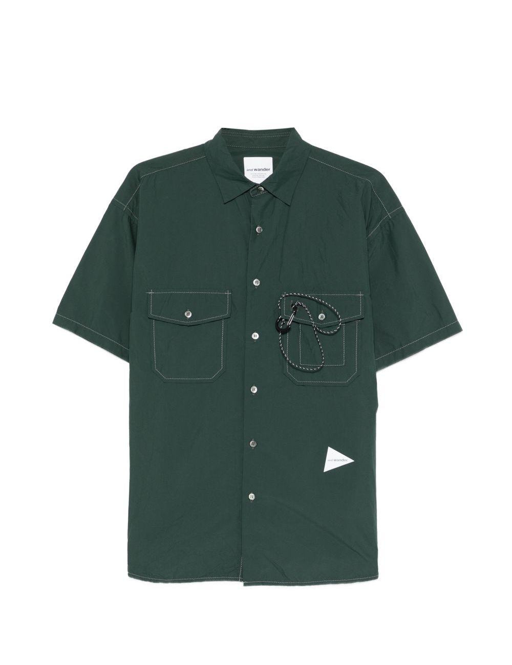Camicia a maniche corte con moschettone in verde And wander - uomo 