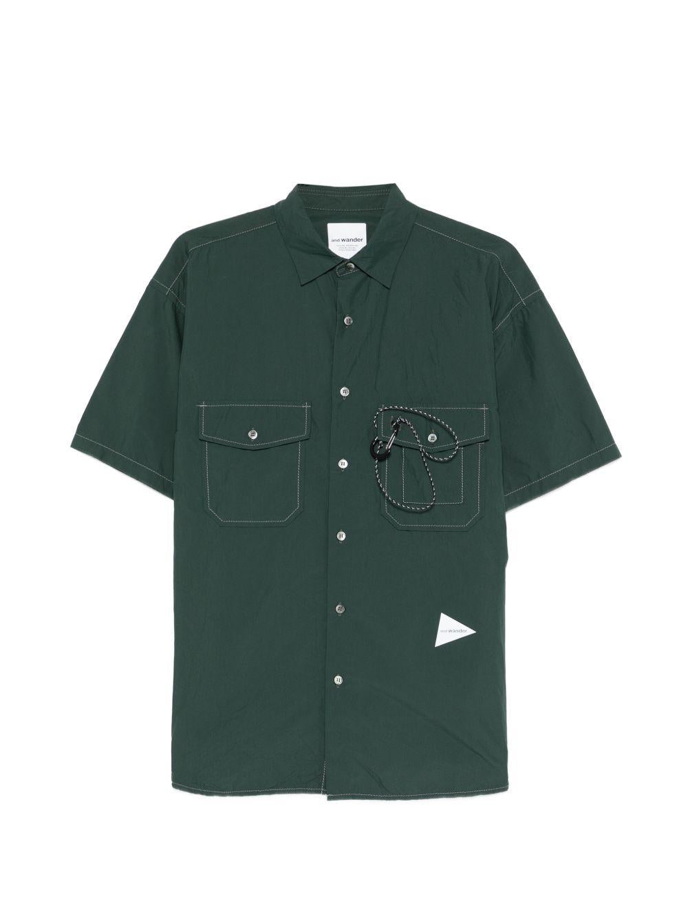 Camicia a maniche corte con moschettone in verde And wander - uomo 