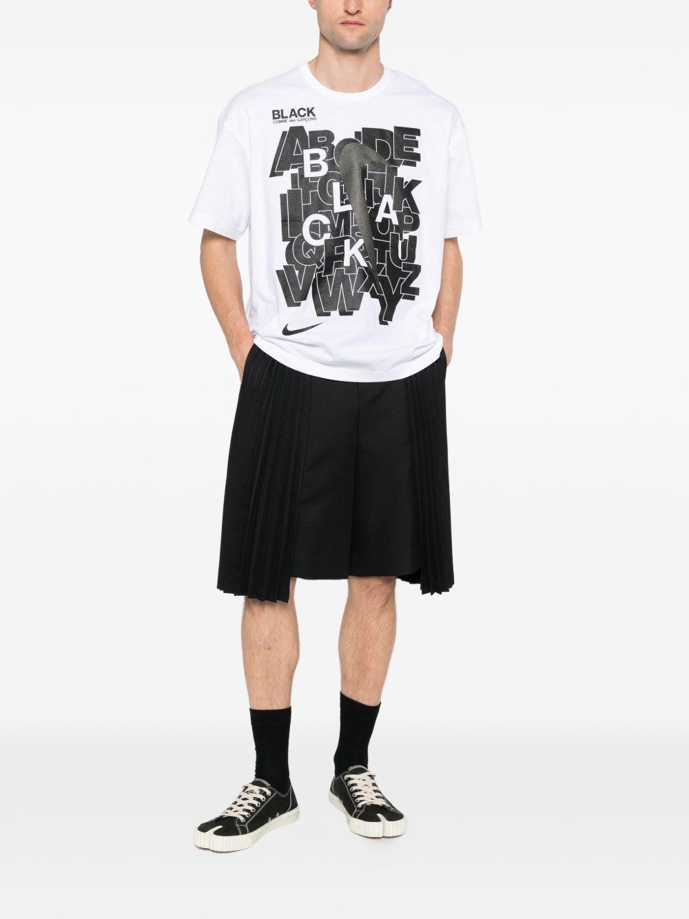 T-shirt con stampa in bianco e nero  Comme Des Garçons Black  x Nike - unisex 
