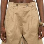 Pantaloncini con pieghe in beige Batakovic - donna 