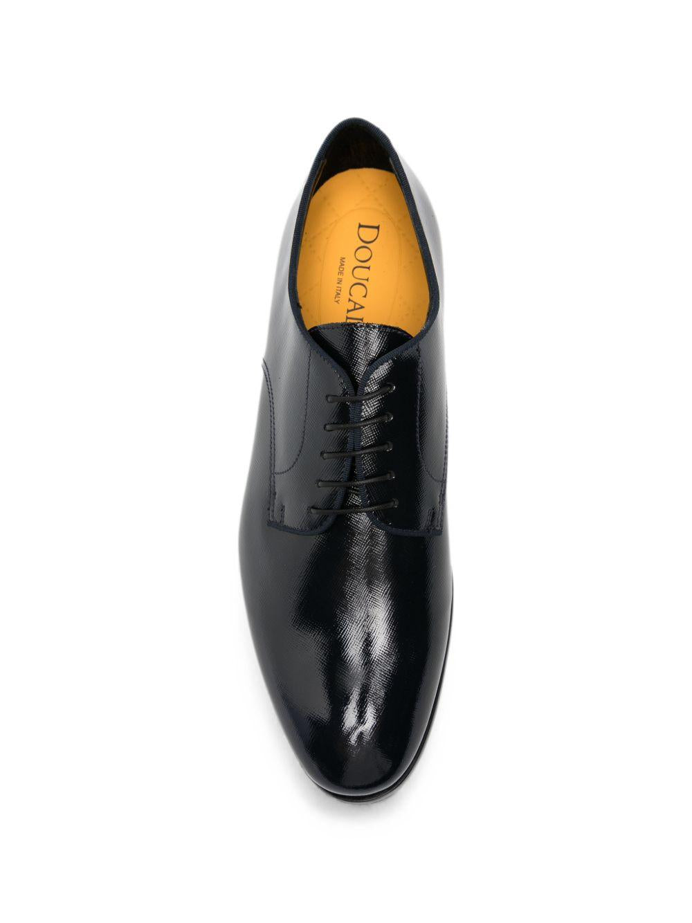 Derby in pelle in nero 