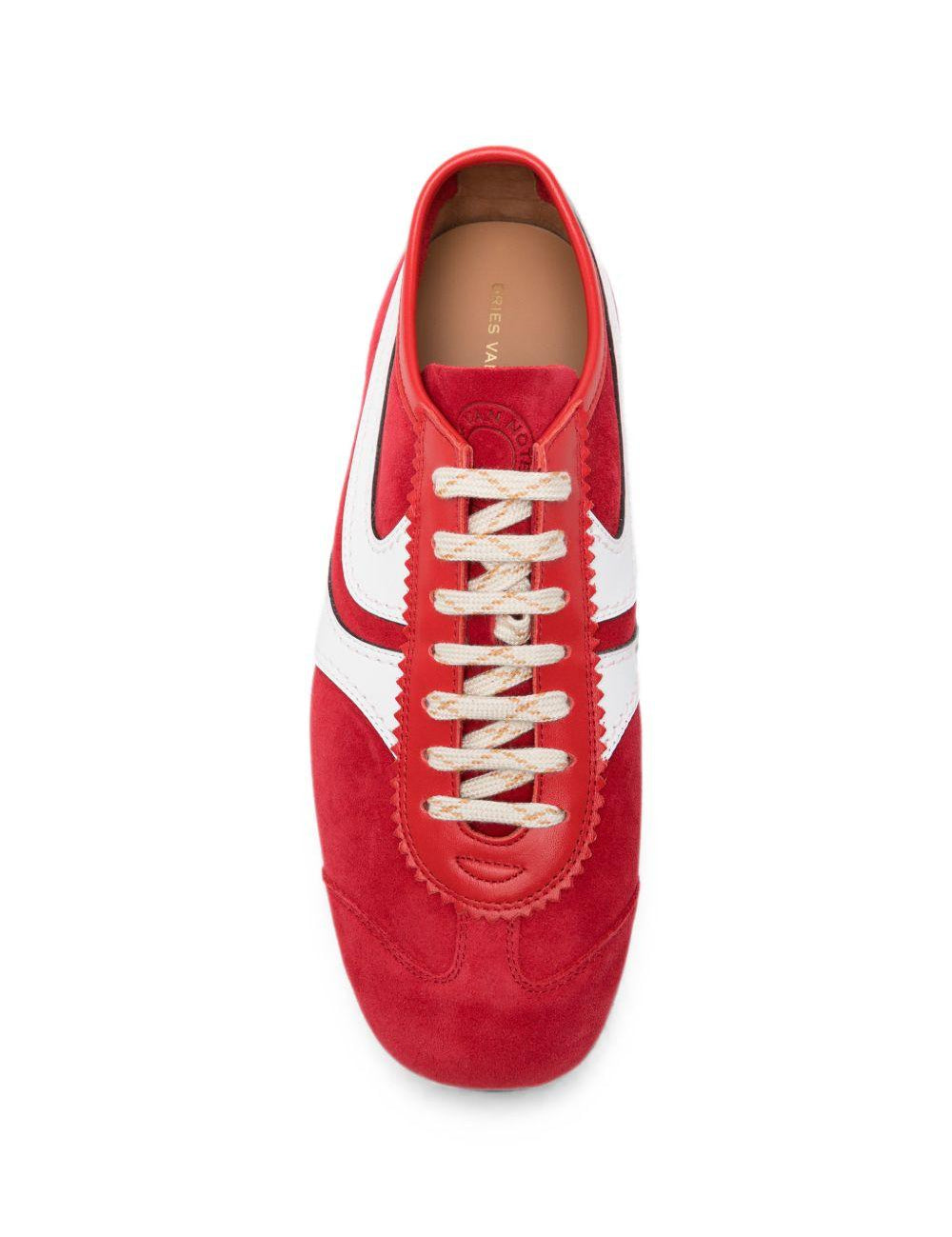 Sneakers in pelle con design a pannelli in rosso 