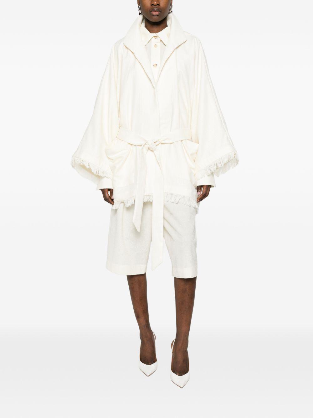Cappotto con frange e cintura in bianco Batakovic - donna 