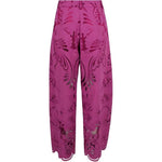 Pantaloni palazzo con dettagli floreali in rosa 