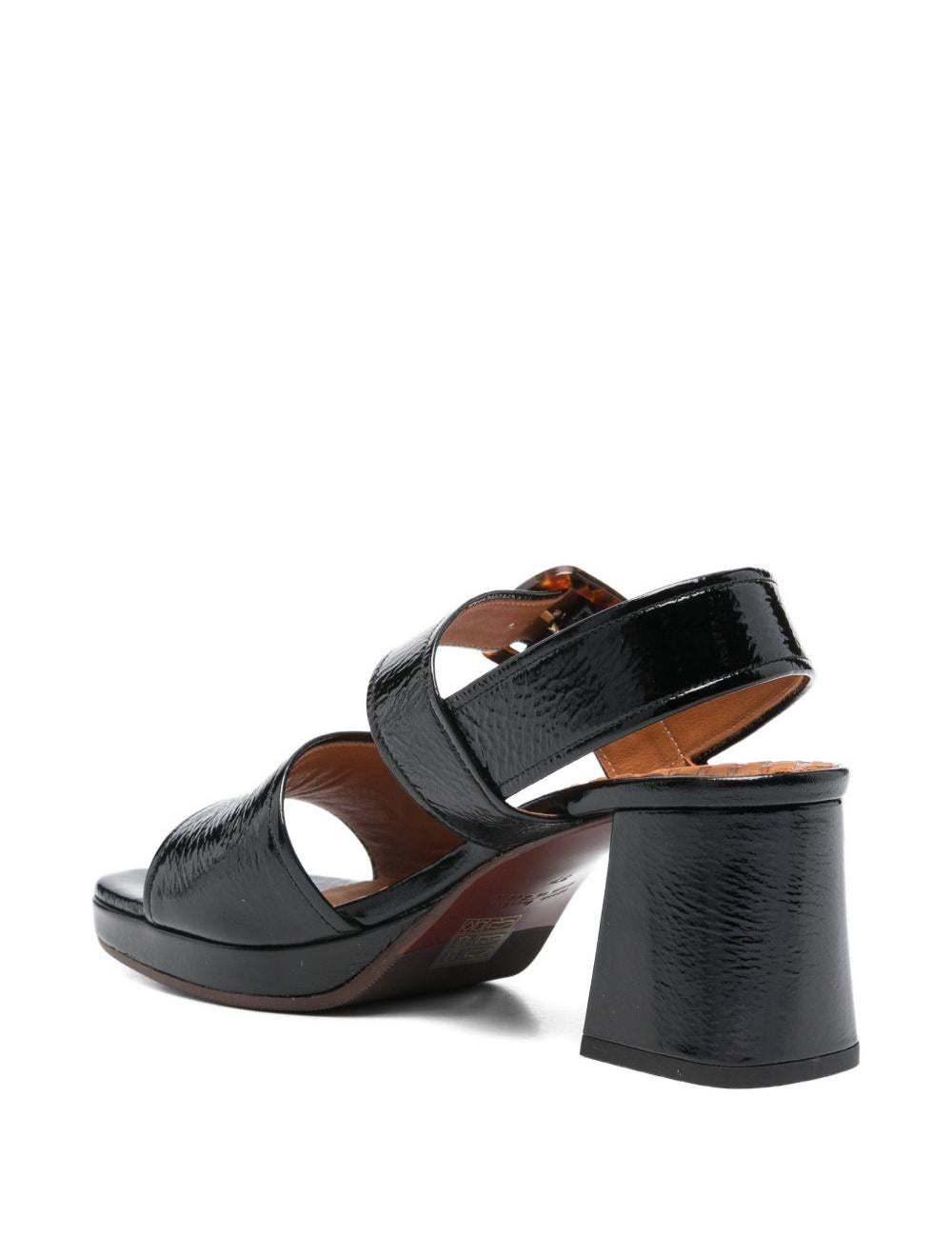 Sandali in pelle lucida con fibbia in nero Chie mihara - donna 
