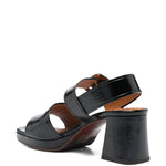 Sandali in pelle lucida con fibbia in nero Chie mihara - donna 