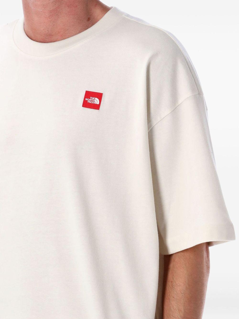 T-shirt con logo e toppa in bianco The north face - uomo 