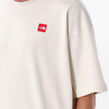 T-shirt con logo e toppa in bianco The north face - uomo 