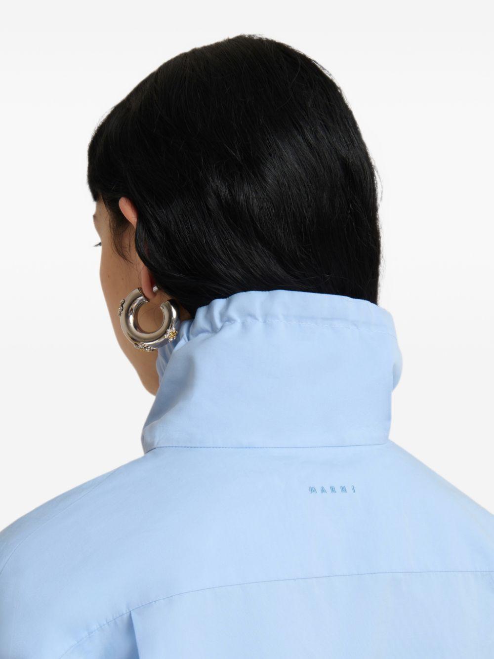 Camicia in popeline a collo alto in celeste 