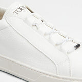 Sneakers basse in pelle scamosciata in bianco 