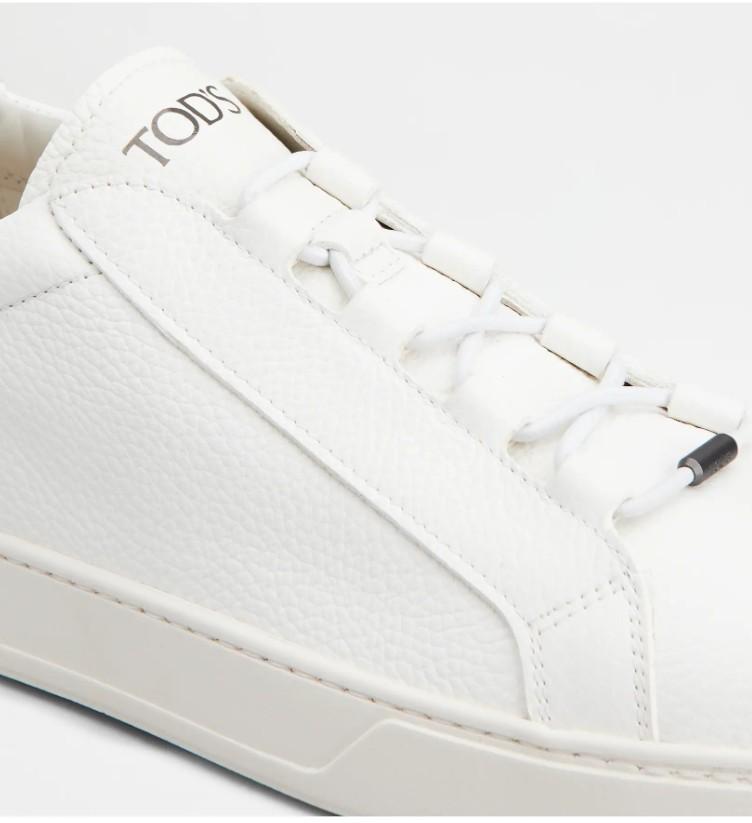Sneakers basse in pelle scamosciata in bianco 