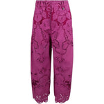 Pantaloni palazzo con dettagli floreali in rosa 
