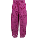 Pantaloni palazzo con dettagli floreali in rosa 