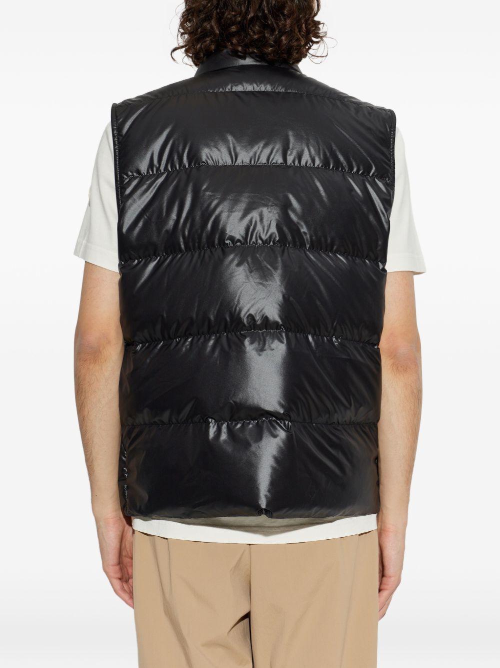 Gilet imbottito con patch logo in nero Moncler - uomo 