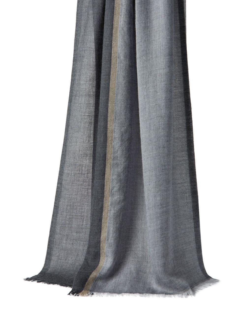 Sciarpa con bordi sfrangiati in grigio Brunello cucinelli - uomo 
