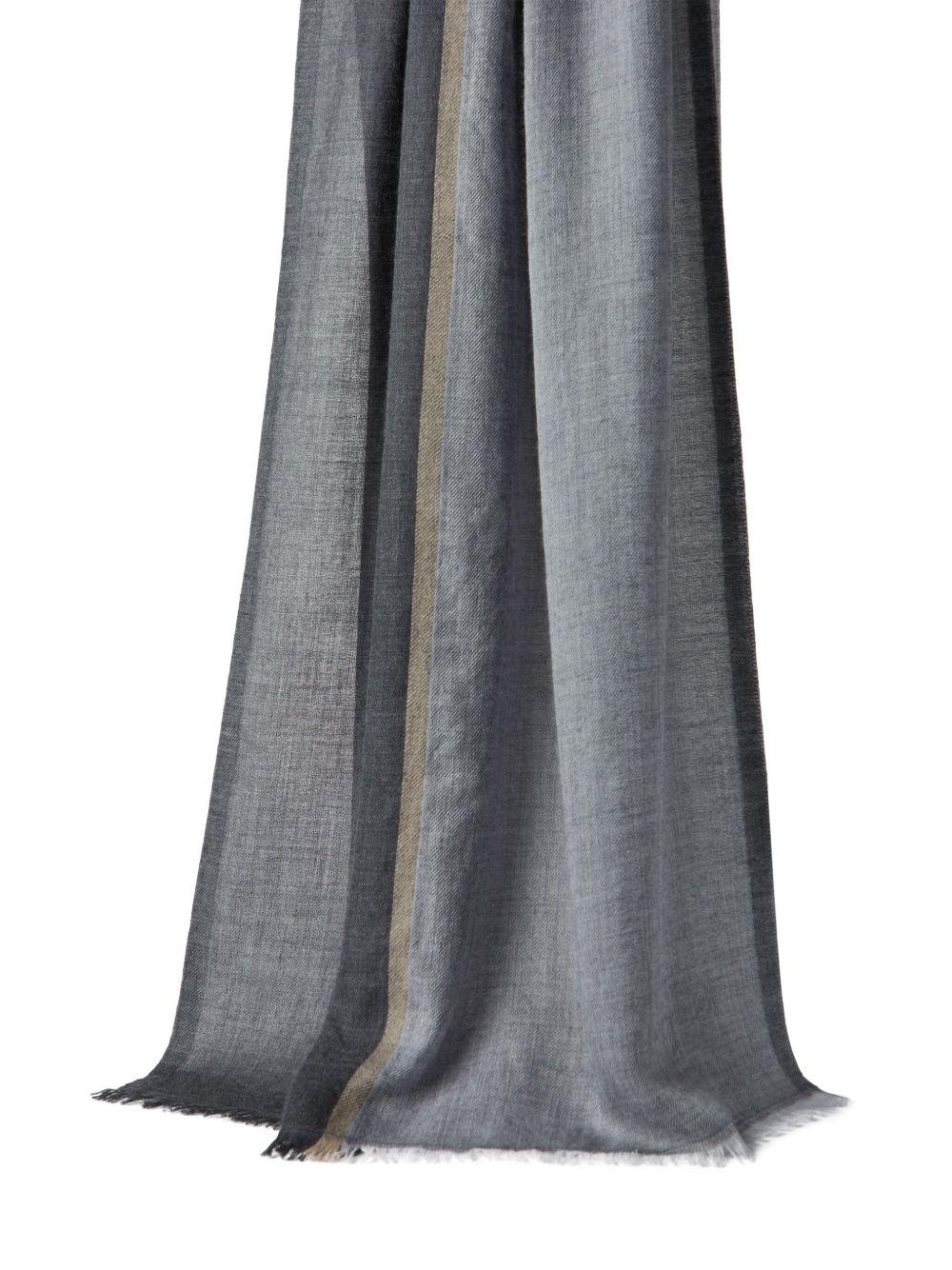 Sciarpa con bordi sfrangiati in grigio Brunello cucinelli - uomo 