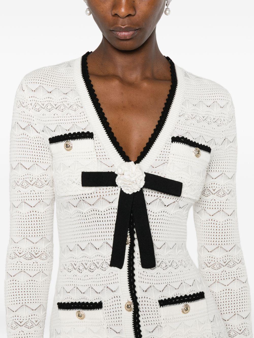 Abito midi in maglia traforata con dettaglio a fiocco in bianco 