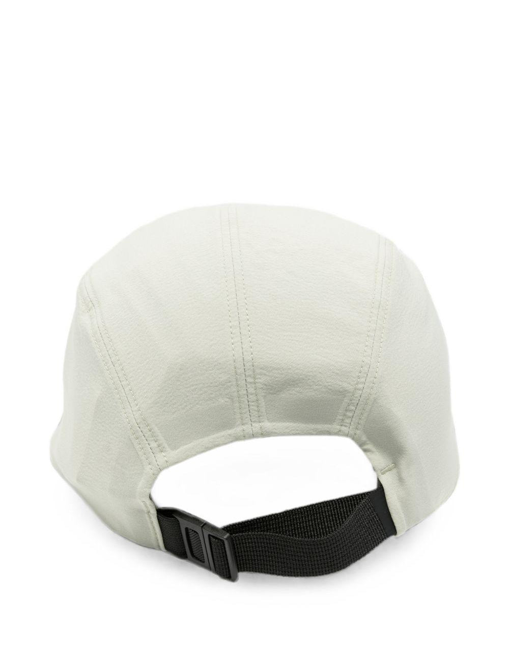 Cappello con logo in verde 