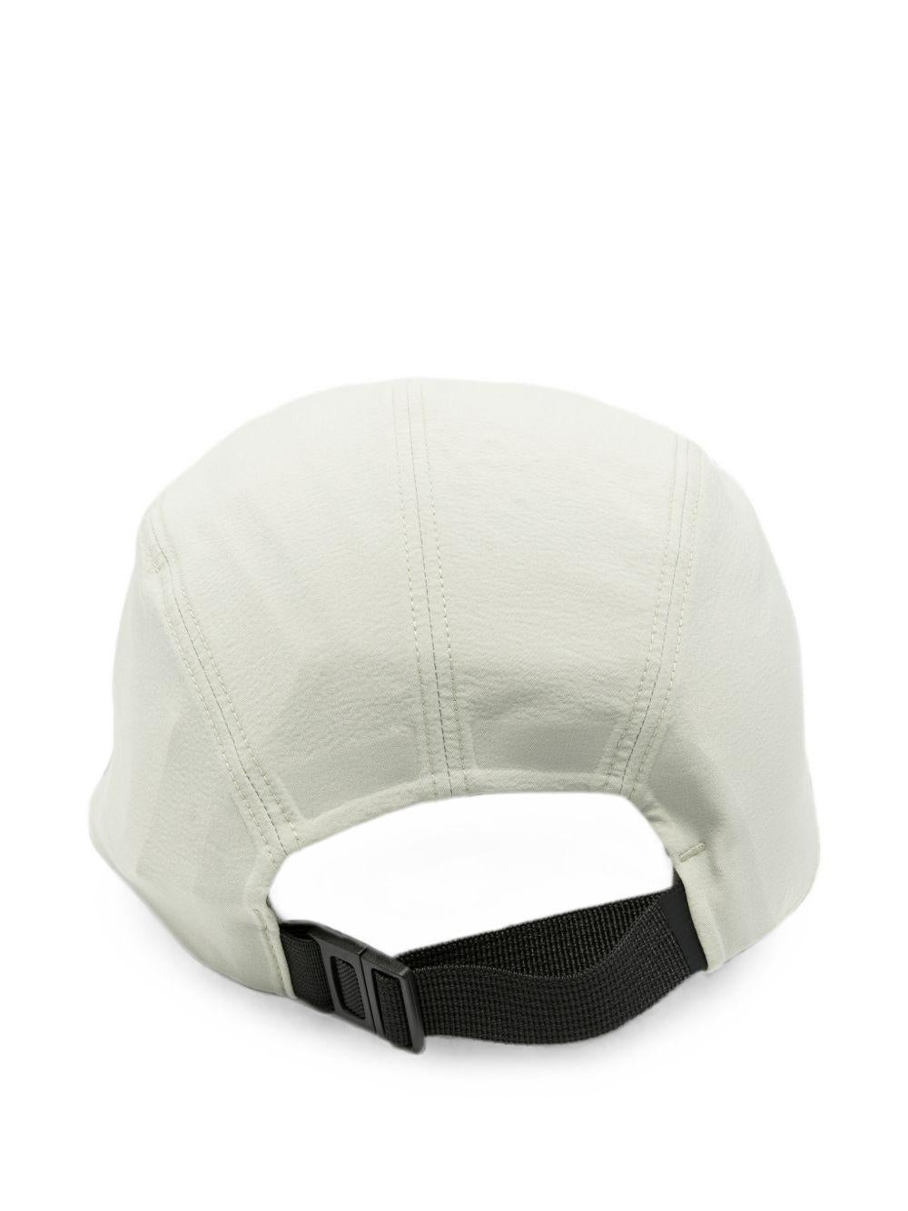 Cappello con logo in verde 