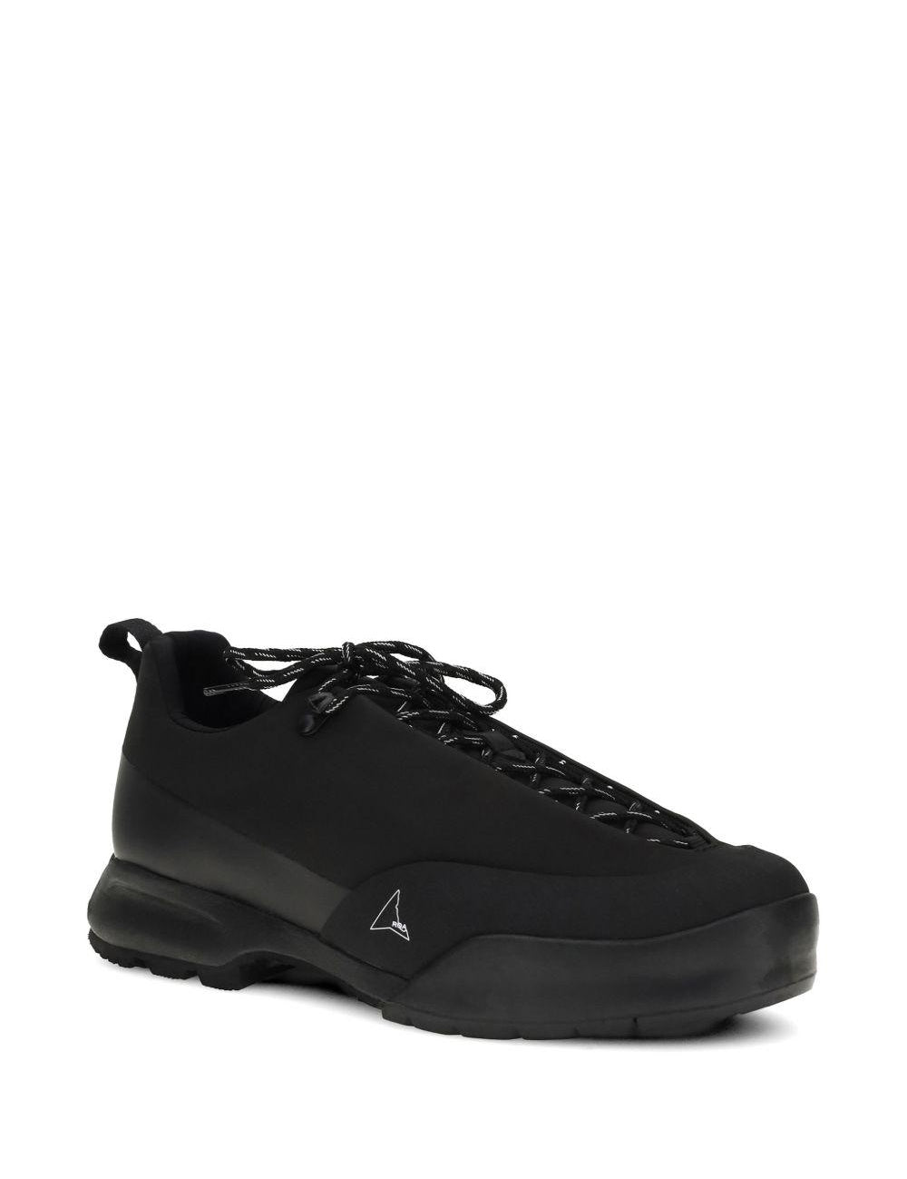 Sneakers allacciate con logo cingino in nero Roa - uomo 