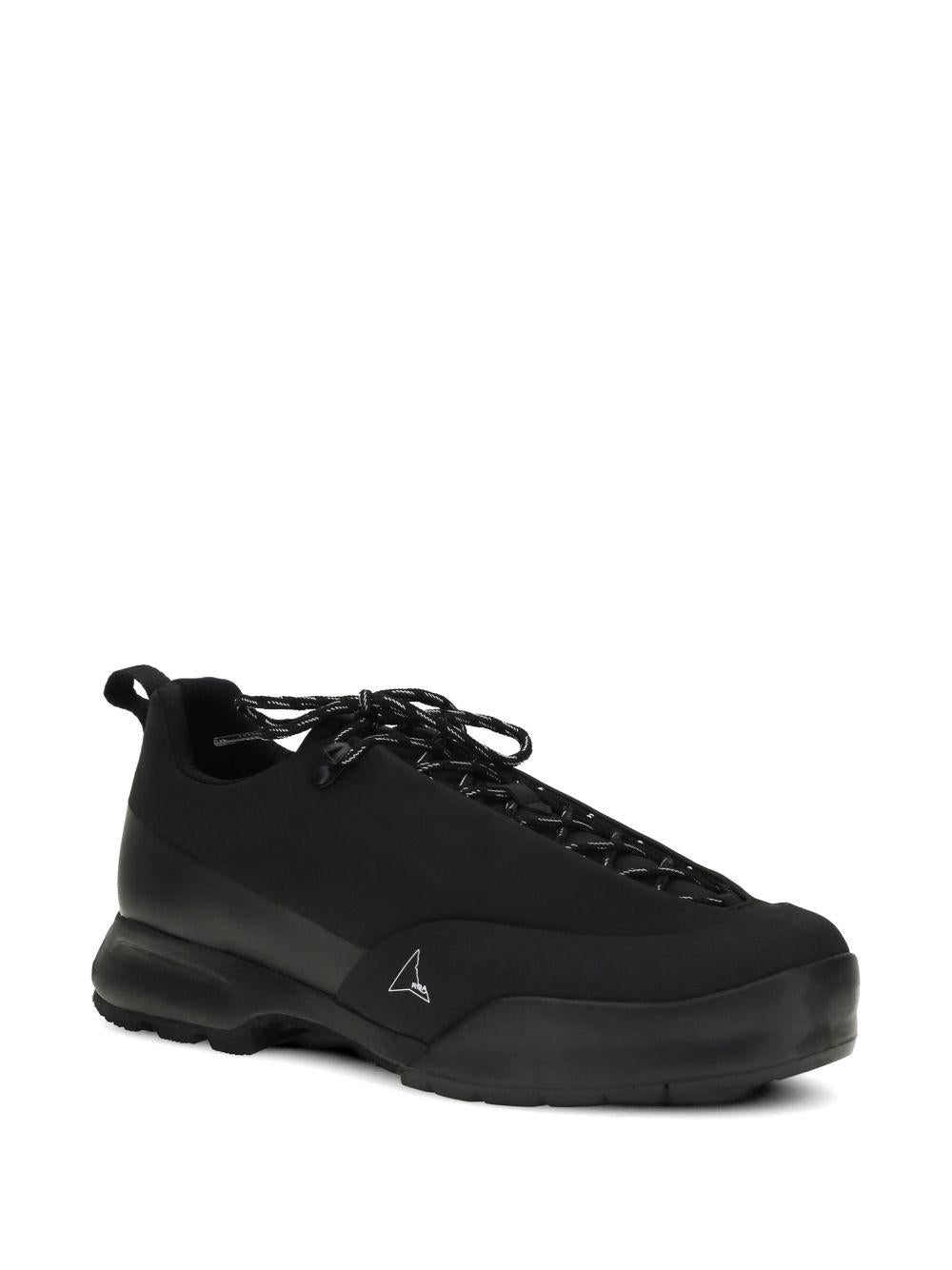 Sneakers allacciate con logo cingino in nero Roa - uomo 