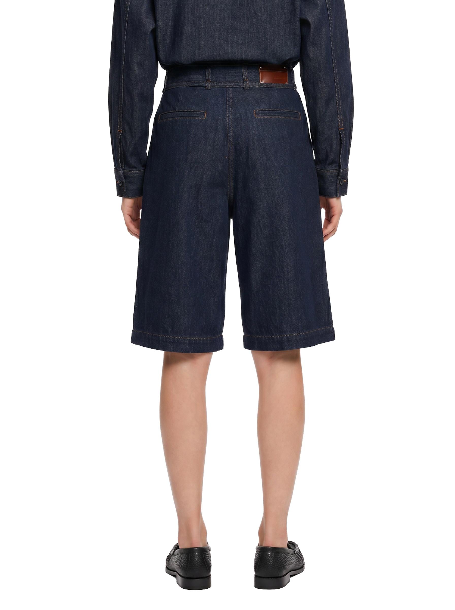 Shorts in denim blu scuro con pince 